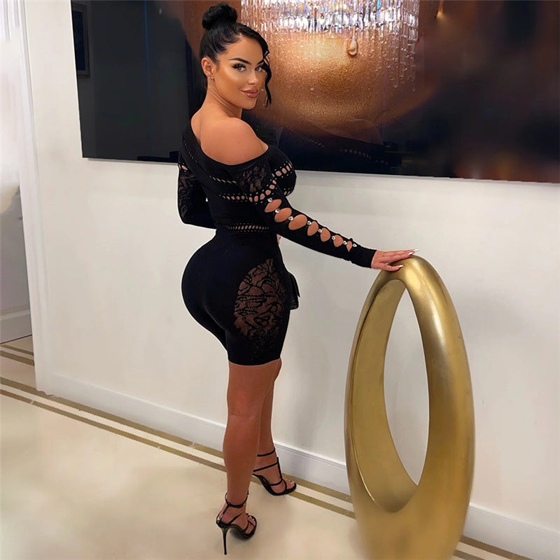 Combinaison pantalon à manches longues ajourées, épaules dénudées, collants transparents