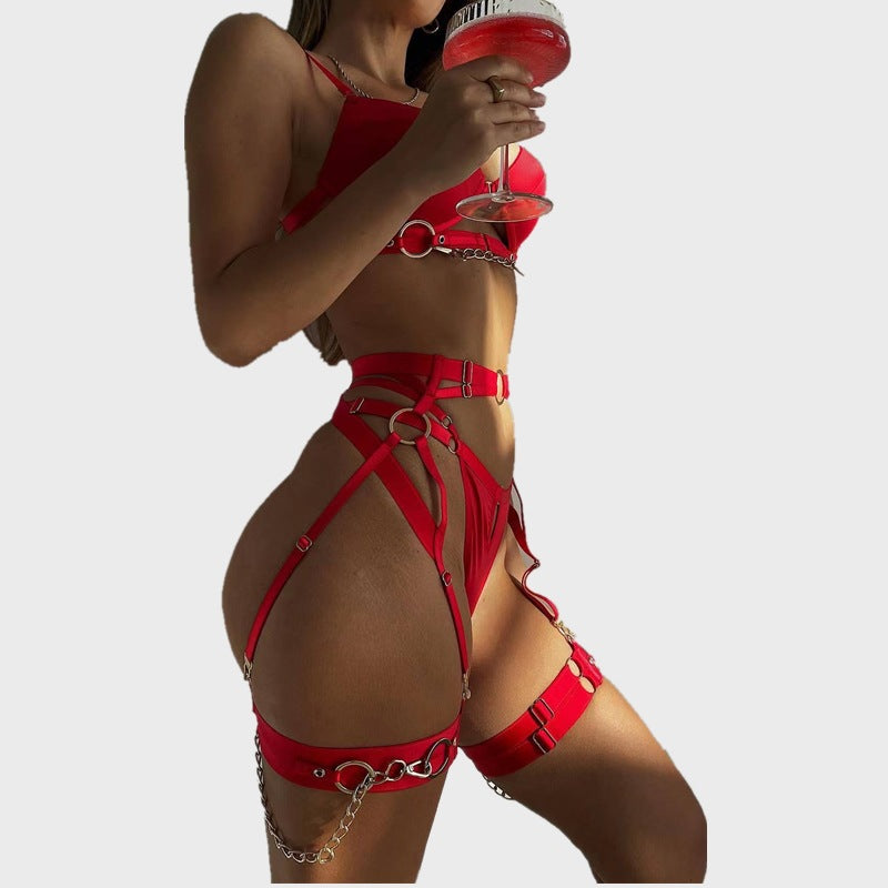 Accessoires en métal, chaîne, lingerie sexy pure, ensemble quatre pièces string et tanga