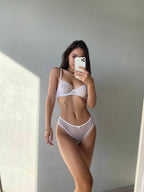 Zweiteiliges, schlichtes und sexy Dessous-Set mit Rüschensaum: G-String und Tanga